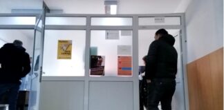 O angajată de la Taxe și Impozite, acuzată că și-a modificat capacitatea mașinii ca să plătească mai puțin ghișeu