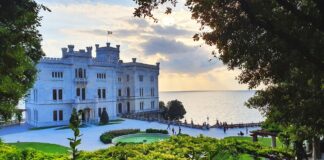 Regiunea din Italia care le dă bani turiștilor ca să o viziteze Castelul Miramare din Triest