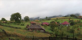 Cea mai mică comună din România își face pistă de biciclete. Are 80 de locuitori, majoritatea cu vârste peste 60 de ani FOTO: Captură Youtube/ Virtual Press