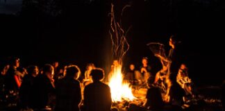 Focuri de veghe aprinse în 100 de localități din Harghita și Covasna pentru a cere autonomia maghiarilor foc