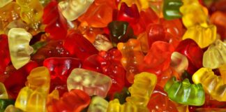 Un bărbat care a găsit un cec de 4,6 milioane de euro a primit drept recompensă 6 pungi cu dulciuri dulciuri ursuleți gumați