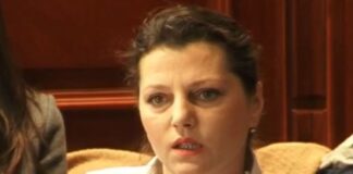 O inspectoare și șefa Direcției de Cultură Constanța, prinse de DNA în timp ce își împărțeau o șpagă magdalena tiță