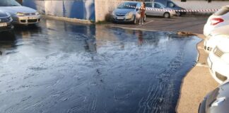 Parcarea unui bloc a fost inundată cu păcură. Firma care a produs poluarea a fost amendată păcură