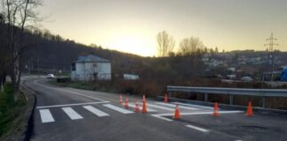 Doar în România. Trecerea de pietoni care duce dintr-un șanț în parapet trecere de pietoni