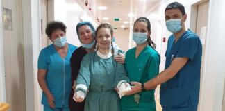 Primele imagini cu Alexia, adolescenta de 15 ani căreia medicii i-au salvat brațele adolescentă brațe amputate