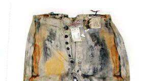 Cea mai veche pereche de blugi din lume a fost descoperită într-un cufăr de pe un vapor scufundat cei mai vechi blugi din lume