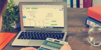 O contabilă de la o primărie, trimisă în judecată deoarece își plătea ratele din bugetul local contabilă