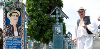 A murit meșterul care a făcut crucile din Cimitirul Vesel de la Săpânța. Avea 67 de ani Dumitru Pop Tincu