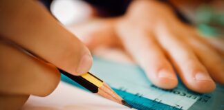 Copil de 7 ani bătut cu bățul de învățător deoarece nu știa tabla înmulțirii riglă