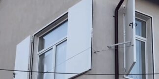 Școală din România modernizată cu uși la ferestre. Ușile au inclusiv clanțe pe interior și pe exterior uși la ferestre