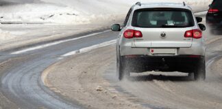 Tocmai a fost emis un cod galben de polei. Lista județelor afectate mașină drum polei zăpadă