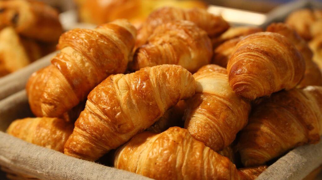 câte calorii are un croissant cu unt simplu cu ciocolată șuncă și cașcaval