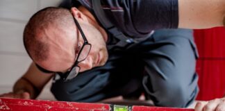 Se caută montatori de uși. Salariul este de 800-1000 de euro net pe lună muncitor montator de uși