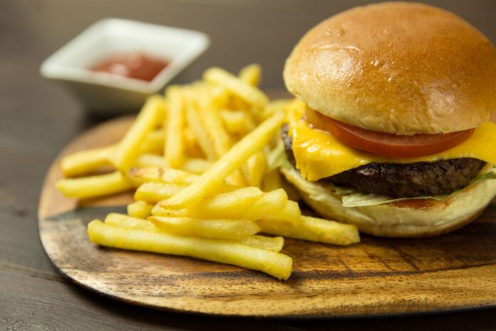 câte calorii are un burger cu cartofi prăjiți