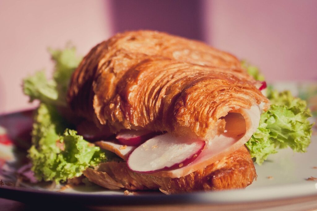 câte calorii are un croissant cu unt simplu cu ciocolată șuncă și cașcaval