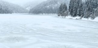 Imagini superbe. Fenomen rar pe un lac înghețat din inima Munților Apuseni munții gilău lac înghețat