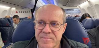 Un milionar i-a oferit 100.000 de dolari femeii ce stătea lângă el în avion, cu o condiție