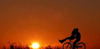 Un bărbat a reclamat la poliție că tatăl său i-a furat soția și bicicleta bicicletă cuplu