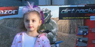 O mamă i-a dat telefonul fetiței ca să se joace. „A comandat 10 motociclete, 10 perechi de cizme și un Jeep” fetița comandă online motociclete cizme