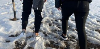 2 tineri au fost recuperați de pe munte înghețați. „Am văzut multe, dar să te aventurezi în colanți și cu glezna goală…” munte durău ceahlău