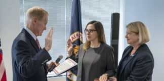 O directoare din NASA a refuzat să jure cu mâna pe Biblie și a ales o carte a astronomului Carl Sagan jurământ carte carl sagan