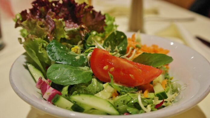 câte calorii are o salată de legume