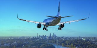 O companie aeriană cântărește pasagerii înainte de îmbarcare avion