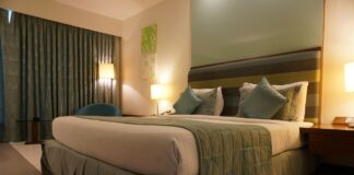 Un turist a simțit un miros neplăcut în camera de hotel. După 2 zile a aflat că avea un mort sub pat cameră de hotel