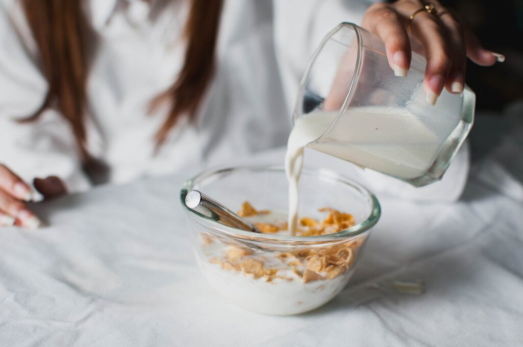 câte calorii are un bol de cereale cu lapte