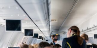 Însoțitor de bord către un pasager: „Dacă nu poți spune „pătură” în engleză, nu o primești” însoțitor de bord