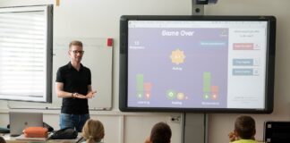 Părinții trebuie să semneze un contract educațional la începerea școlii. Se dau amenzi pentru cei care nu o fac FOTO: steveriot1/Pixabay.com