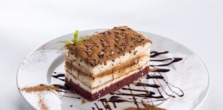 Câte calorii are o prăjitură. 12 exemple, de la ecler la savarină câte calorii are o prăjitură