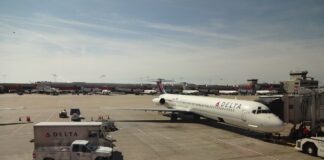 Un angajat al unui aeroport a fost „înghițit” de motorul unui avion care tocmai aterizase avion aeroport