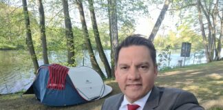 Deputatul care doarme la cort în sesiunile parlamentare, deși are salariu de 10.000 €. „Nu îmi trebuie un apartament”