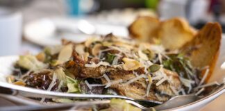 Câte calorii are o salată Caesar cu sau fără dressing. 5 exemple câte calorii are o salată caesar