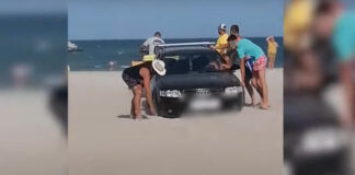 Un șofer de 18 ani a intrat cu mașina Audi pe plaja din Eforie Nord și s-a împotmolit în nisip mașină plajă eforie nord