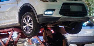 Clientul unui service a descoperit că mecanicii s-au plimbat cu mașina lui cu 190 km/oră mașină