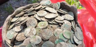 Comoară fabuloasă descoperită de 3 detectoriști amatori. 5.000 de monede cu o greutate de 3 kg