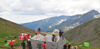 Voluntarii au construit un nou refugiu în Munții Făgăraș, pe unul dintre cele mai dificile trasee din Carpați