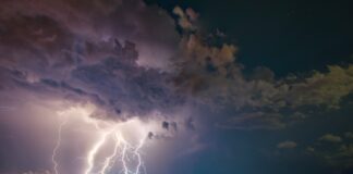 De ce nu e bine să faci duș în timpul unei furtuni. Pericolul la care te expui fulger
