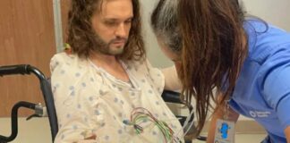 Unui bărbat i-au fost amputate ambele mâini și părți din picioare după o mușcătură de purice mușcătură de purice