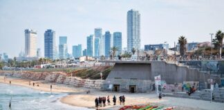 O mașină a intrat în pietoni în Tel Aviv. Șoferul s-a dat apoi jos și a încercat să-i înjunghie pe trecători tel aviv israel