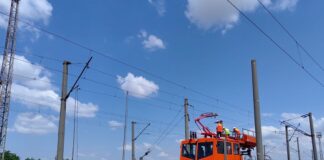 Un angajat CFR a murit după ce un utilaj feroviar a deraiat cfr