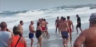 Mai mulți turiști s-au luat la bătaie cu salvamarii care încercau să-i oprească să intre în mare eforie nord