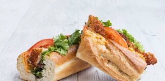 O cafenea a taxat un client cu 2 euro ca să-i taie sandvișul în două. Patroana: „Ne-a luat ceva timp, munca trebuie plătită” sandviș