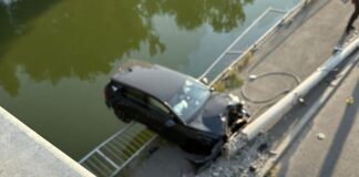 Accident în București: o mașină a rămas suspendată deasupra lacului. La volan era un copil accident mașină