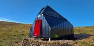 A fost deschis cel mai nou refugiu din Munții Făgăraș. Are fotovoltaice, lumină, prize USB și arată senzațional refugiul scara