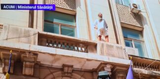 Un protestatar s-a urcat pe clădirea Ministerului Sănătății stegarul dac
