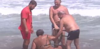 O femeie care abia se deplasa a intrat cu cadrul de mers în mare: „Nu mi-a fost frică pentru că știu să înot” turistă cadru de mers eforie nord
