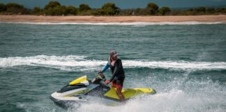 2 tineri care se plimbau cu salteaua gonflabilă au fost spulberați de un ski jet pe litoralul românesc ski jet